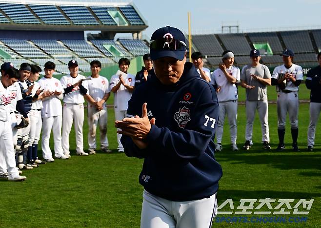 2일 일본 미야자키 선마린스타디움에서 열린 두산 베어스와 롯데 자이언츠의 경기. 승리한 두산 이승엽 감독이 기뻐하고 있다. 미야자키(일본)=박재만 기자pjm@sportschosun.com/2025.03.02/
