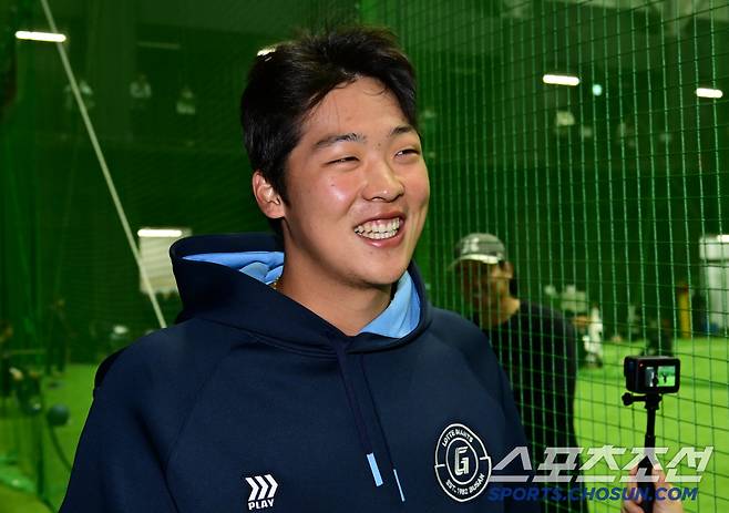 보고 싶었던 쿠로키 코치를 발견하자 활짝 웃는 이민석