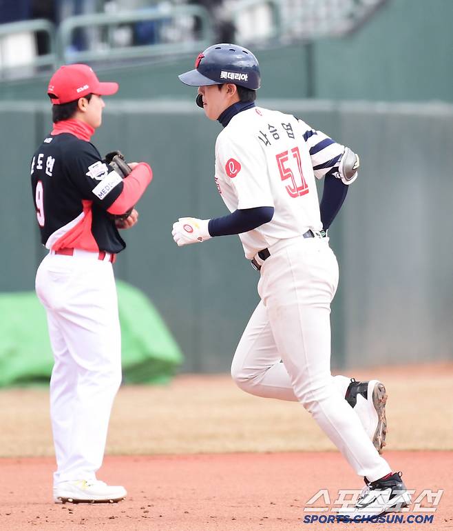 8일 부산 사직야구장에서 KBO리그 시범경기 롯데와 KIA의 경기가 열렸다. 6회 솔로 홈런을 날린 롯데 나승엽. 부산=송정헌 기자songs@sportschosun.com/2025.03.08/
