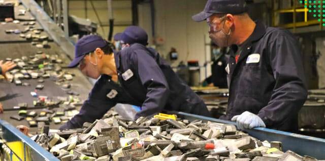 폐배터리를 회수하는 직원들  (사진=리사이클 홈페이지)