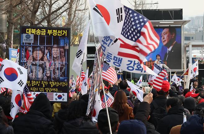 법원이 윤석열 대통령의 구속취소 청구를 인용한 7일 오후 서울 용산구 한남동 대통령 관저 앞에서 지지자들이 집회를 하고 있다./뉴시스