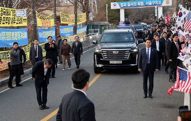 석방된 윤석열 대통령이 8일 오후 경기 의왕시 서울구치소 앞에서 지지자들에게 고개 숙여 인사하고 있다./뉴시스