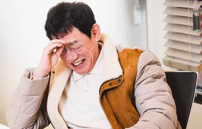 예능 대부라는 말보다 코메디언이라고 불리는 걸 좋아하는 이경규. 45년 예능 인생을 정리한 책 ‘삶이라는 완벽한 농담’이라는 에세이를 출간했다./사진=김흥구