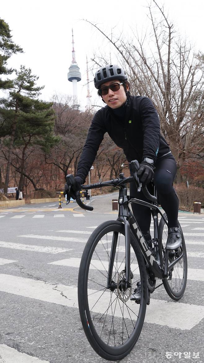 이윤재 씨가 밝은 표정으로 사이클을 타고 서울 용산구 후암동 남산도서관 앞을 지나가고 있다. 2011년부터 사이클을 탄 그는 서울 동대문구 장안동 집에서 출발해 중랑천과 한강변을 질주한 뒤 남산을 넘어 후암동 카페로 출근한다. 신원건 기자 laputa@donga.com