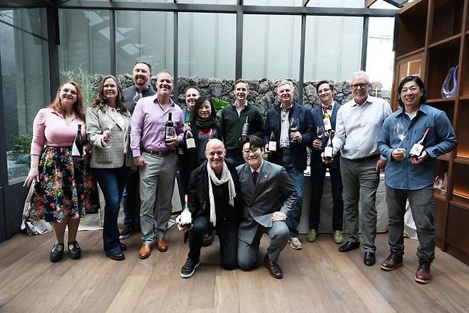 산타 바바라 와인 생산자들과 김민준 소믈리에가 기념촬영을 하고 있다. 캘리포니아와인협회 제공