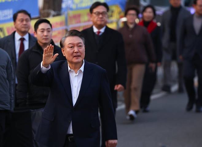 윤석열 대통령, 서울구치소 앞 지지자들에게 인사 (의왕=연합뉴스) 김도훈 기자 = 석방된 윤석열 대통령이 8일 경기도 의왕시 서울구치소 앞에서 경호차량에서 내려 걸어가며 지지자들에게 인사하고 있다. 2025.3.8 superdoo82@yna.co.kr (끝)