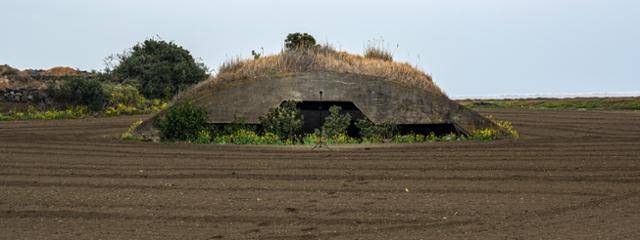 지역 농민들에게 임대돼 농경지로 사용중인 비행장 부지 군데군데 전투기 엄체호(격납고)가 덩그러니 남아 있다. 서귀포=하상윤 기자