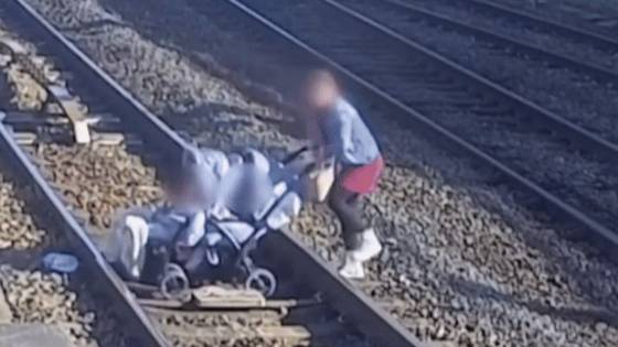 벨기에에서 한 여성이 유모차를 끌고 철도 선로 위를 건너는 영상이 공개됐다. 유튜브 캡처