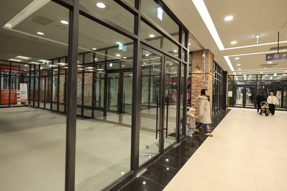 최근 입주한 서울의 초대형 아파트 단지 내 상가. 공실이 50%가 넘는다. [뉴스1]