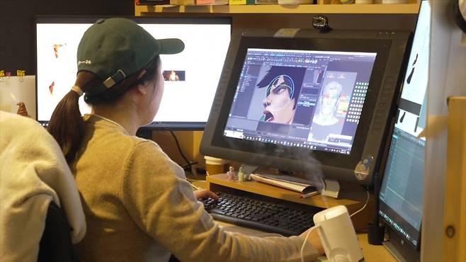 로커스 임직원이 애니메이션 '퇴마록'을 제작하고 있다. / 사진=로커스 제공