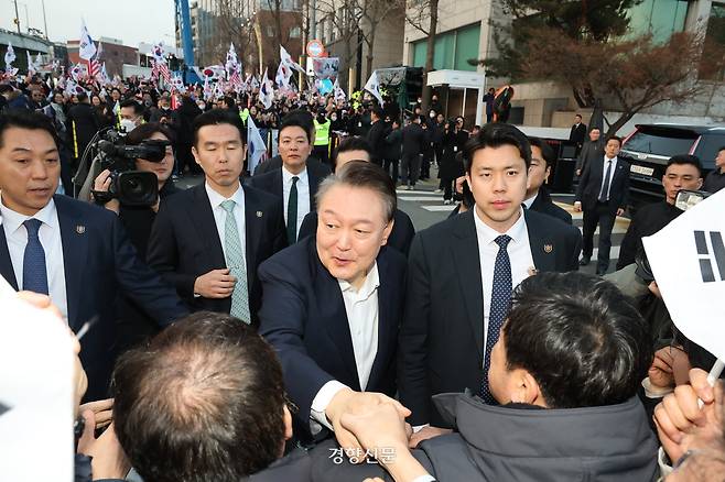 8일 오후 구속 취소로 석방된 윤석열 대통령이 서울 한남동 관저로 귀가하며 지지자들과 인사하고 있다.2025.3.8. 이준헌 기자