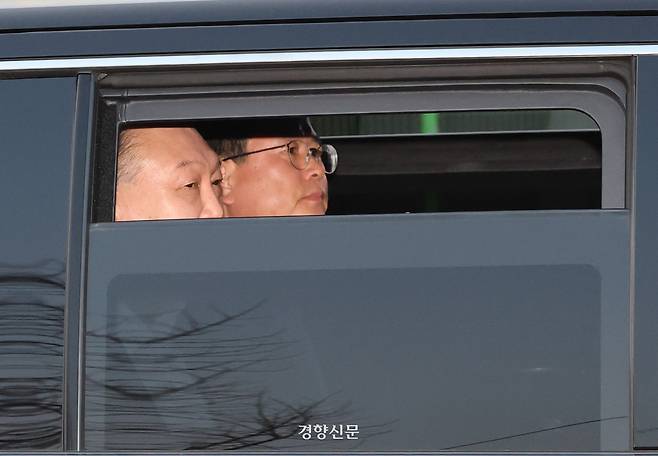 8일 오후 구속 취소로 석방된 윤석열 대통령이 서울 한남동 관저로 귀가하며 관저 인근에 모인 지지자들을 바라보고 있다. 2025.3.8. 이준헌 기자