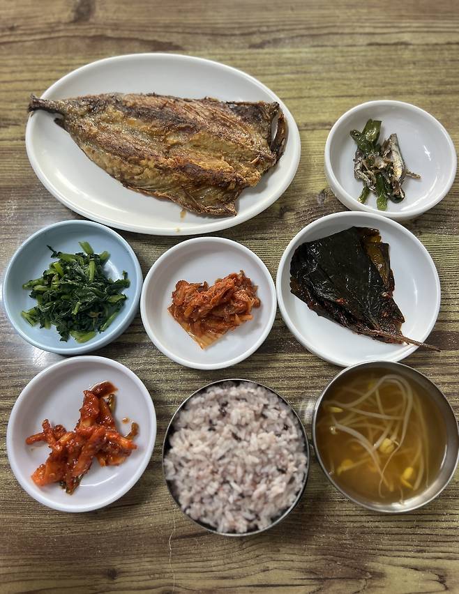 Grilled mackerel is served with a bowl of rice and six side dishes at Cheongju Restaurant in Hapjeong-dong, western Seoul. (Park Jun-hee/The Korea Herald)