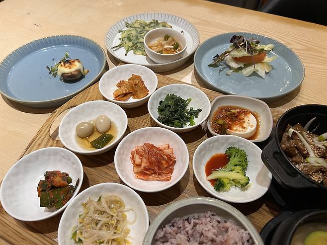 A pork ribs set is served at a Korean Restaurant in Hwayang-dong near Konkuk University Station on Subway Line Nos. 2 and 7 (Park Jun-hee/The Korea Herald)