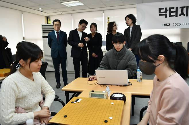 예선 대국을 지켜보고 있는 양재호 한국기원 사무 총장(왼쪽)과 이주호 대표. 한국기원 제공