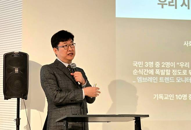 송용원 교수가 8일 서울 서초구 네패스 사무실에서 '비아 메디아: 잃어버린 사이를 찾아서'를 주제로 강연을 진행하고 있다.