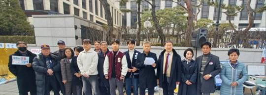 7일 서울 종로구 헌법재판소 앞에서 성명서를 발표하는 Great Korea의 배정호 대표 (전 민주평통 사무처장)와 우인식 변호사, 자유수호포럼의 공동대표 구상진 변호사와 정성희 목사 미래를 준비하는 사람들의 이희철 회장 국가안보포럼의 김태현 대표 고대 트루스포럼의 박성원 회장, 공동선거쟁취총연합회 의 신재수 공동대표 그리고 자유대학 소속의 대학생들 등. 자유애국우파단체 제공