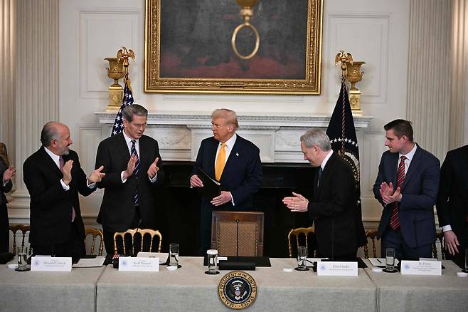 7일(현지시간)  워싱턴 DC 백악관 스테이트 다이닝 룸에서 가상자산 서밋(Crypto Summit)이 개최됐다.  도널드 트럼프 미국 대통령(가운데))이 스콧 베센트 재무부 장관(왼쪽)과 인공지능(AI) 및 가상자산 ‘차르’ 데이비드 색스(오른쪽) 등이 참석하고 있다. [연합]