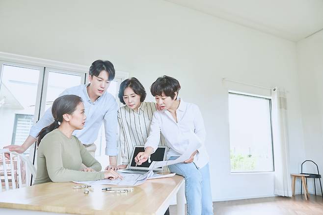 28년간 상속 공제 한도가 10억원에 묶여 있으면서 ‘절세족’ 들은 다양한 방법으로 세금을 아껴웠다. 전문가들은 꼼꼼한 전략으로 상속세를 절세하는 것이 중요하다고 조언한다. [게티이미지뱅크]