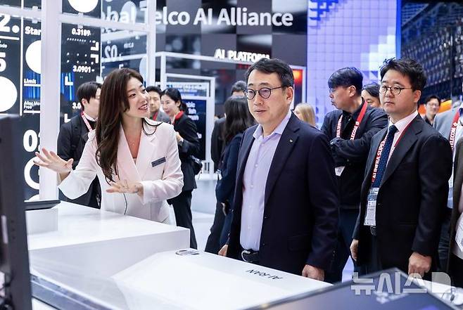 [바르셀로나(스페인)=뉴시스]3일(현지시간) 스페인 바르셀로나에서 개막한 MWC25에서 유영상 SK텔레콤 CEO가 SK텔레콤 부스를 둘러보는 모습. (사진=SK텔레콤 제공)