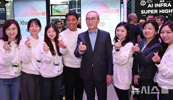 [바르셀로나=뉴시스] 사진공동취재단 = 김영섭 KT 대표가 4일(현지 시간) 스페인 바르셀로나 피라 그란 비아 전시장에서 열린 '모바일 월드 콩그레스(MWC) 2025' 마이크로소프트(MS) 전시 부스를 방문해 KT, MS 직원들과 기념촬영을 하고 있다.KT는 지난해 9월 MS와 전략적 파트너십을 체결하면서 본격적인 AX 역량 강화에 돌입했다. 2025.03.05. photo@newsis.com