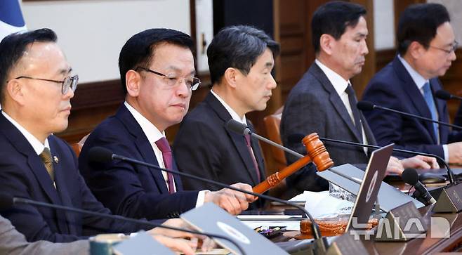 [서울=뉴시스] 최진석 기자 = 최상목 대통령 권한대행 부총리 겸 기획재정부 장관이 4일 정부서울청사에서 열린 국무회의에서 의사봉을 두드리고 있다. (대통령실통신사진기자단) 2025.03.04. myjs@newsis.com