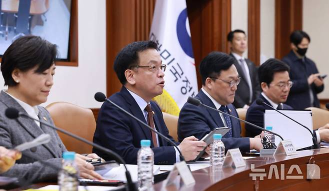 [서울=뉴시스] 조수정 기자 = 최상목 대통령 권한대행 부총리 겸 기획재정부 장관이 5일 정부서울청사에서 열린 '국정현안관계장관회의 겸 경제관계장관회의 겸 산업경쟁력강화관계장관회의'를 주재하고 있다. (대통령실통신사진기자단) 2025.03.05. chocrystal@newsis.com