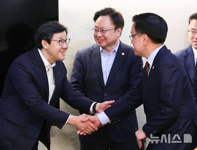 [서울=뉴시스] 최진석 기자 = 최상목 대통령 권한대행 부총리 겸 기획재정부 장관이 5일 정부서울청사에서 열린 의료개혁특위 민간위원 오찬간담회에 입장하며 노연홍 의료개혁특위 위원장과 인사하고 있다. 2025.03.05. myjs@newsis.com