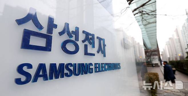 [서울=뉴시스] 김선웅 기자 = 서울 서초구 삼성전자 서초사옥에서 직원들이 오가고 있다. 2025.01.31. mangusta@newsis.com