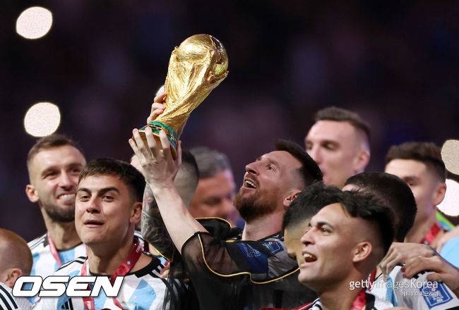 [사진] 2022 카타르 월드컵 정상에 오른 리오넬 메시와 아르헨티나 축구대표팀.