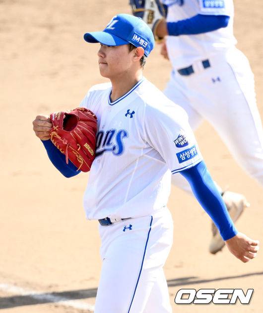 [OSEN=오키나와(일본), 조은정 기자]삼성 라이온즈가 화끈한 타격으로 챔피언을 제압했다.&nbsp;삼성은 2일 오키나와 아카마구장에서 열린 KIA 타이거즈와의&nbsp;연습경기에서 8-4로 역전승을 거두었다. 작년 홈런 1위의 팀답게 장타력을 앞세워 KIA 마운드를 무너뜨렸다. 오키나와 캠프 3승3패를 기록했다. 디펜딩 챔프 KIA는 4전 전패를 기록했다. 3일 KT 위즈와 마지막 경기를 갖는다.&nbsp;이닝을 마친 삼성 배찬승이 더그아웃으로 향하고 있다. 2025.03.02 /cej@osen.co.kr