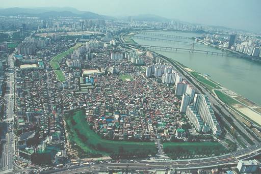 올림픽대교는 풍납토성을 우회하도록 설계되어 개통됐다.&nbsp;&nbsp;동아시아 제공