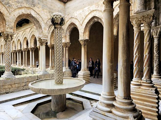 금박 모자이크를 새긴 몬레알레 대성당 정원 회랑.