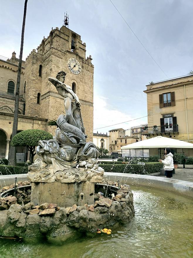 몬레알레 비토리오 엠마누엘레 광장 트리톤 분수.