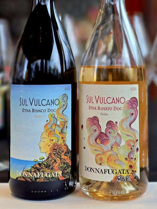 ‘마마 에트나’를 담은 돈나푸가타 술 불카나 에트나 비앙코와 로쏘 레이블. 최현태 기자