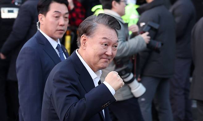 법원의 구속취소 청구 인용으로 석방된 윤석열 대통령이 8일 오후 서울 용산구 한남동 대통령 관저 앞 지지자들에게 인사하고 있다. 뉴스1