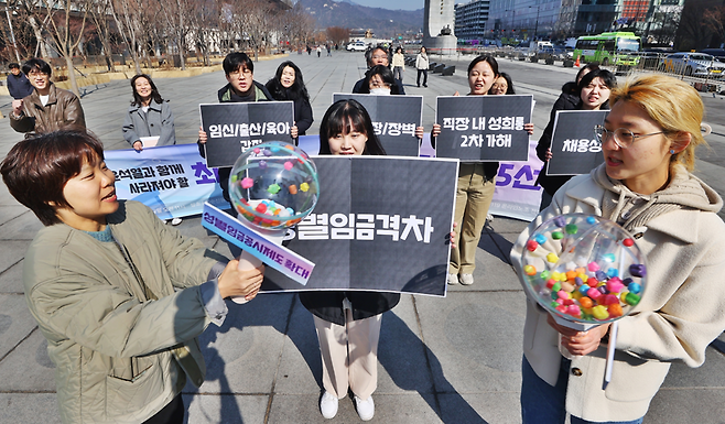 직장갑질119 젠더특위, 노동인권실현을위한노무사모임, 직장갑질119 온라인노조 젠더팀 관계자들이 6일 서울 종로구 광화문 이순신 동상 앞에서 열린 3월 8일 여성의 날 기념 기자회견에서 퍼포먼스를 하고 있다. ⓒ연합뉴스