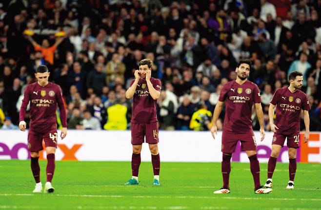 맨체스터 시티가 2월 19일(현지 시간) 스페인 에스타디오 산티아고 베르나베우에서 열린 2024∼2025시즌 유럽축구연맹(UEFA) 챔피언스리그 16강 플레이오프 2차전에서 레알 마드리드에 패배했다. [뉴시스]