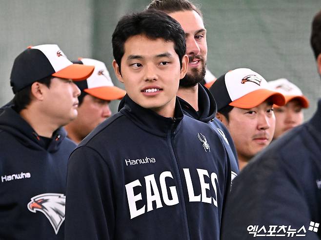 21일 일본 오키나와 온나손 아카마구장에서 진행된 한화 이글스 스프링캠프, 한화 문동주가 훈련 전 미팅을 갖고 있다. 엑스포츠뉴스 DB