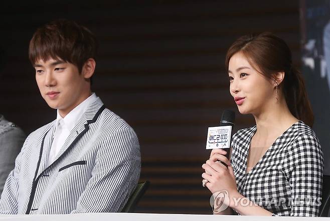 '맨도롱 또똣' 제작발표회 (서울=연합뉴스) 지난 2015년 5월 8일 배우 강소라(오른쪽)가 서울 마포구 상암동 MBC 신사옥 골든마우스홀에서 열린 MBC 수목 드라마 '맨도롱 또똣' 제작발표회에서 인사말을 하고 있다. [연합뉴스 자료사진]