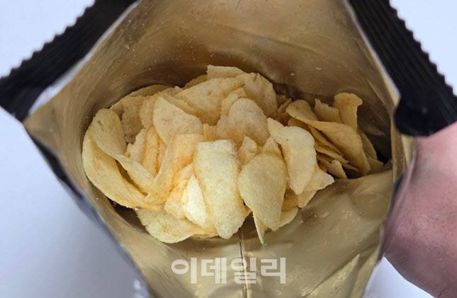 제품 총 중량은 60g으로 한봉지 가격은 2000원이다. (사진=한전진 기자)