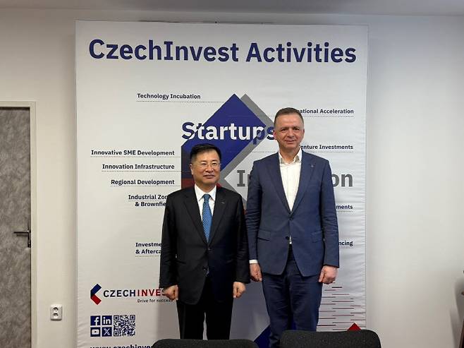 강경성 대한무역투자진흥공사 사장(왼쪽)이 지난 5일 프라하 체코 투자청에서 얀 미할 체코 투자청 청장과 기념사진을 촬영하고 있다.(사진=대한무역투자진흥공사)