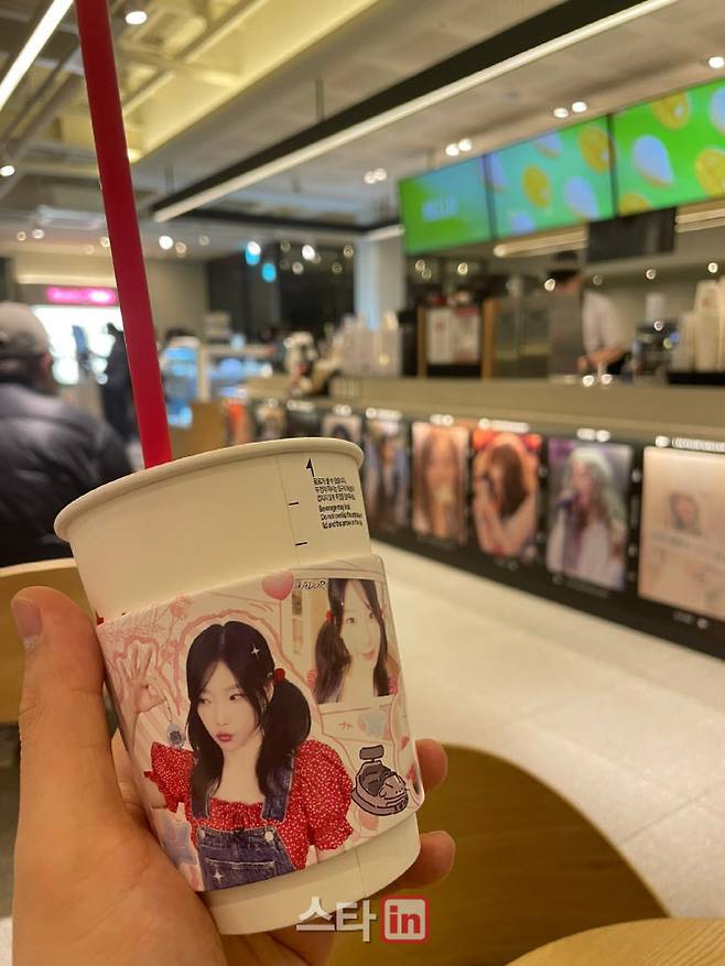 공연장 인근 할리스에는 태연 사진으로 온통 도배됐다. 컵홀더에는 태연의 생일을 축하하는 문구가 기재됐다.