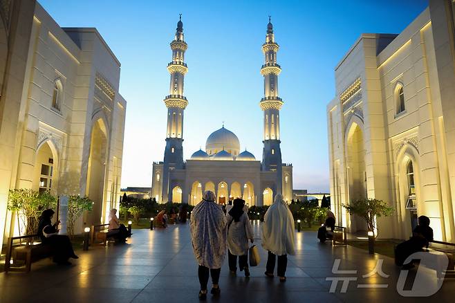 무슬림들이  말레이시아 세렘반에서 라마단의 금식월 첫 번째 전야에 타라위 기도를 수행하기 위해 모스크를 향해 걸어가고 있다. ⓒ 로이터=뉴스1
