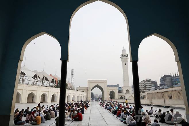 무슬림들이 방글라데시 다카의 바이툴 무카람 국립 모스크에서 이슬람 성월인 라마단 기간 동안 금식을 깨기 위해 기다리며 이프타르 식사를 함께 하고 있다. ⓒ 로이터=뉴스1