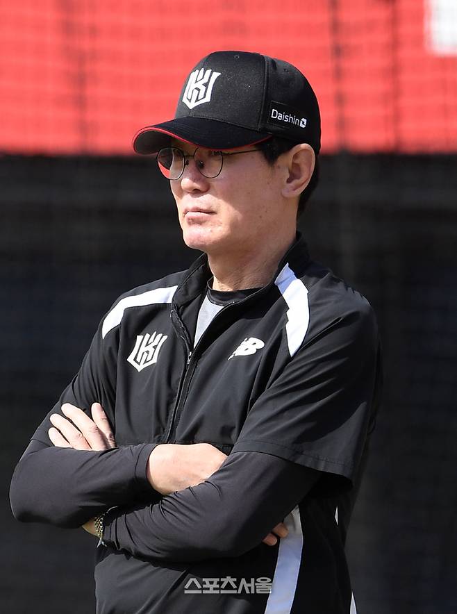 KT 이강철 감독이 선수들의 훈련을 지켜보고 있다. 수원 | 박진업 기자 upandup@sportsseoul.com