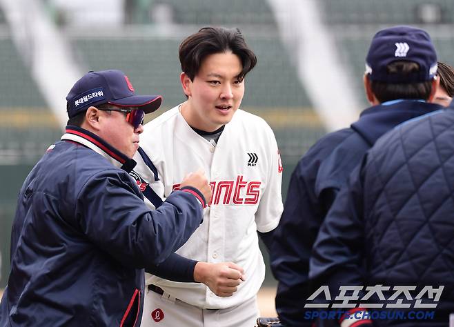 경기 종료 후 김태형 감독과 하이파이브를 나누고 있는 김원중.