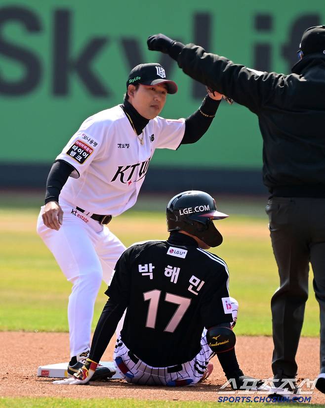 1회초 상대 실책을 틈타 빠른 발로 2루까지 파고든 LG 박해민