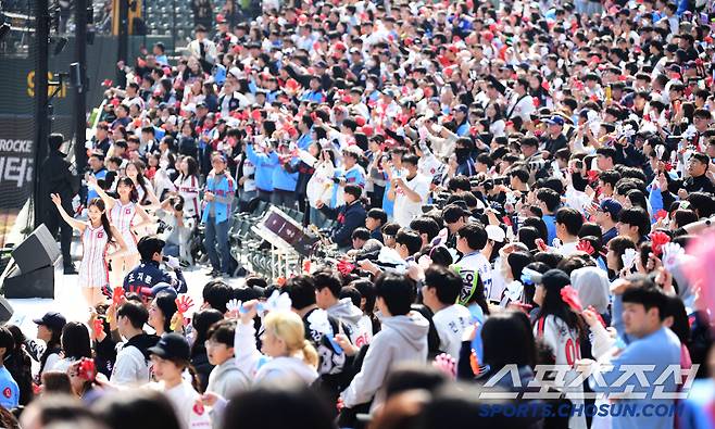 9일 부산 사직야구장에서 열린 KBO리그 시범경기 롯데와 KIA의 경기. 사직구장을 찾아 야구를 즐기는 야구팬들. 부산=송정헌 기자songs@sportschosun.com/2025.03.09/