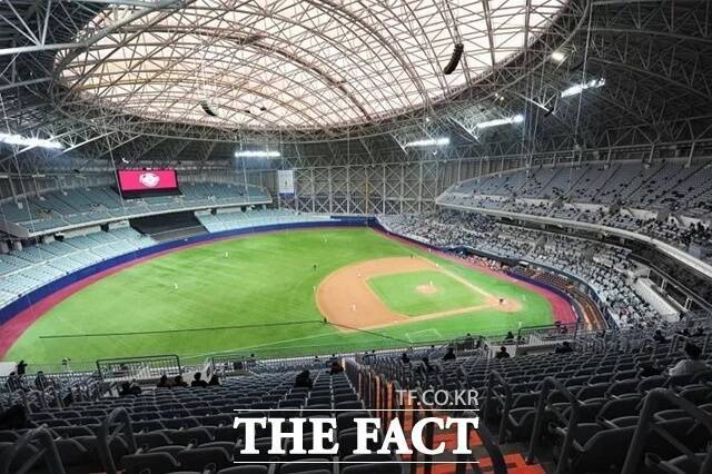 키움 히어로즈는 프로야구 시장에서 다른 구단이 가지 않은 다른 길을 가고 있다. 이 때문에 '교란종'이라는 비난을 듣기도 한다. 키움 홈구장인 고척스카이돔 전경. /키움 히어로즈